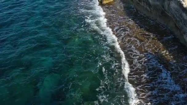 Jaskinie Morskie Kamiennym Brzegu Wyspy Śródziemnomorskiej Zwolnione Tempo Widok Drona — Wideo stockowe