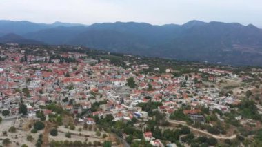 Kıbrıs dağlarındaki Pano Lefkara kasabasının hava manzarası