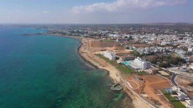 Kıbrıs Rum Kesimi 'nin Ayia Napa tatil beldesinin hava manzarası
