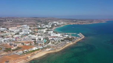 Kıbrıs Rum Kesimi 'nin Ayia Napa tatil beldesinin hava manzarası