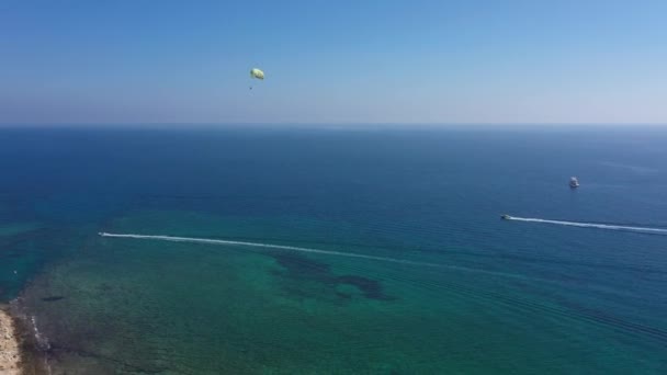 Воздушный Парасейлинг Курортном Городе Айя Фалла Кипр — стоковое видео