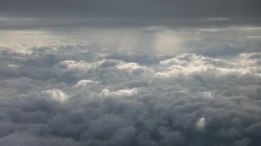 Gökyüzünde yüksek ve alçak bulutlar arasındaki boşluk, düzlemin penceresinden görünüm