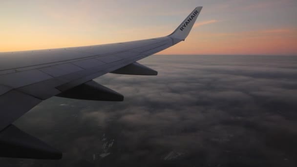 Gdaňsk Polsko Září 2019 Křídlo Společnosti Ryanair Nad Mraky — Stock video