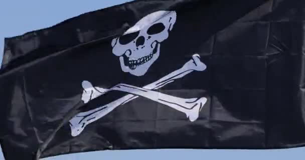 Bandera Pirata Fondo Del Cielo Azul — Vídeos de Stock