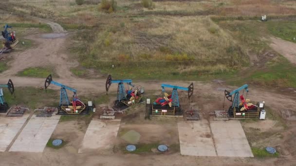 Rangée Derricks Huile Sur Prairie Vue Haut — Video