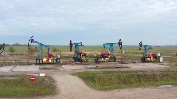 Ряд Нефтяных Вышки Лугу — стоковое видео