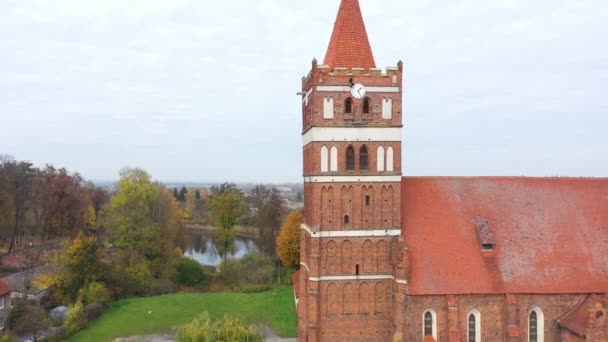 ロシアのプラヴィンディスクにある古い教会 ドローンからの眺め — ストック動画