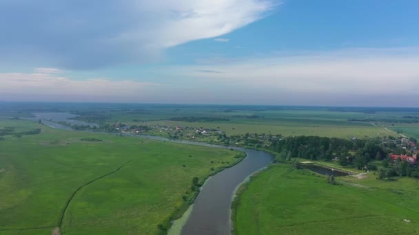 Αεροφωτογραφία Του Ποταμού Στην Κοιλάδα Καλοκαίρι — Αρχείο Βίντεο