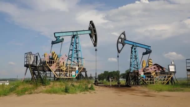 Αντλία Εξέδρας Λειτουργεί Στον Τομέα Του Πετρελαίου Καλοκαίρι — Αρχείο Βίντεο