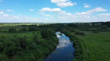 Yazın nehrin üzerinden uçar, İHA 'dan izleriz.
