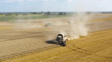 Hava: Buğday tarlasında hasat makinesini yazın birleştirin