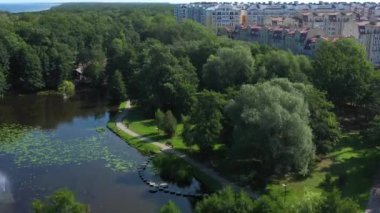 Rusya 'nın Zelenogradsk tatil köyündeki kamu parkının havadan görüntüsü