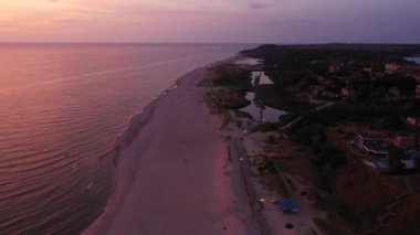 Yantarny tatil köyünün sahilinde gün batımı, İHA 'dan görüntü