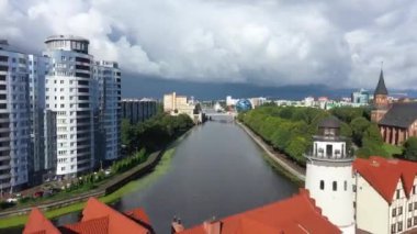 Kaliningrad, Rusya 'nın Balıkçı Köyü' ndeki nehrin üzerinden uçmak, insansız hava aracının görüntüsü,