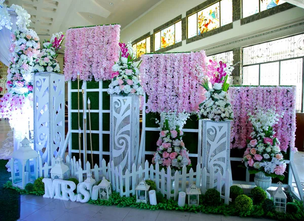 Kyrkan Bröllop Inredning Blommor — Stockfoto