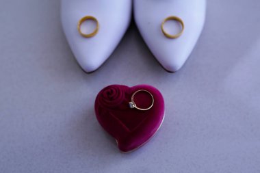 Moda blogu bakışı. Pembe arka planda yüksek topuklu siyah kadınlar. Düz yatıyordu, üst görünüm modaya uygun güzel bir kadındı..