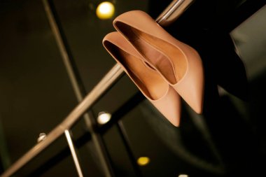 Moda blogu bakışı. Pembe arka planda yüksek topuklu siyah kadınlar. Düz yatıyordu, üst görünüm modaya uygun güzel bir kadındı..