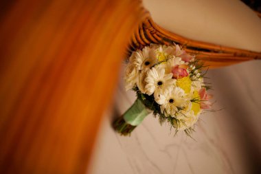 Düğün çiçekleri, gelin buketi yakın plan. Güllerden, şakayıklardan ve dekoratif bitkilerden yapılmış dekorasyon, yakın plan, seçici odak, hiç kimse, nesneler