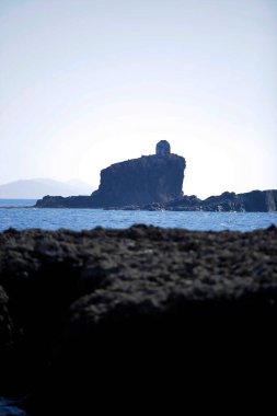 Adanın parlak bahar manzarası. Sabahları çekilen resimler. Doğa konseptinin güzelliği.