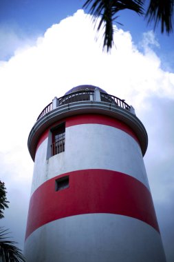 Gün ışığı alacakaranlığa boyun eğmeye başlarken Kıtır Noktalı Deniz feneri, gün batımında gölde.