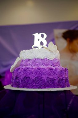 Dekorlu, çiçeklere odaklı kapalı bir düğün yeri.