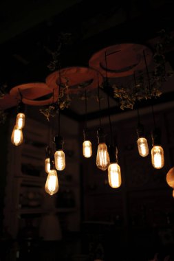 Dekorlu, çiçeklere odaklı kapalı bir düğün yeri.