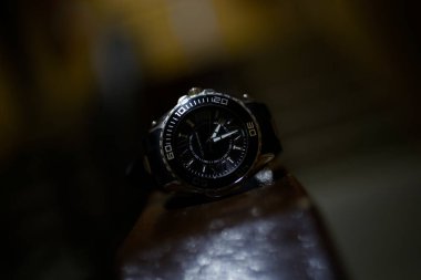 İş adamı kol saatini kontrol ediyor, saati eline alıyor, damat düğün töreninden önce hazırlanıyor.