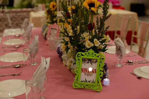 Inomhus Bröllopsplats Med Inredning Selektivt Fokus Blommor — Stockfoto
