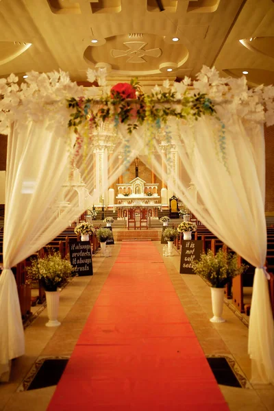Iglesia Interior Boda Con Filas Sillas Elegantes Arreglos Florales Que —  Fotos de Stock