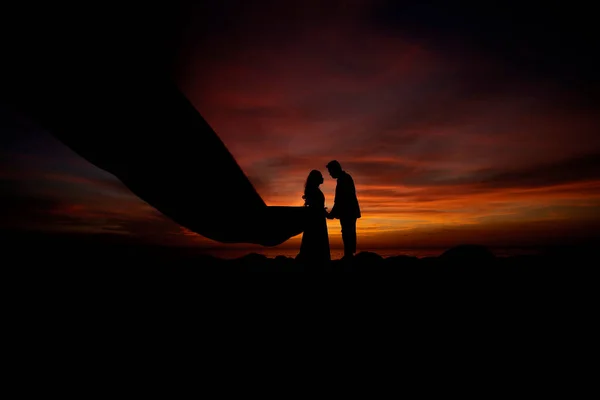 Paar Mann Und Frau Halten Händchen Vor Sonnenuntergang Stockfoto