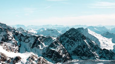 Mavi renkli yüksek kayalık dağ manzarası. Mount 'ın güzel manzarası. Alpler kayak merkezi. Avusturya, Stubai, Stubaier Gletscher