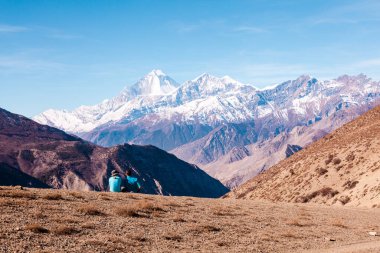 Annapurna, Nepal - 19 Kasım 2015: Resimli dağ manzaralarına hayran turistler, Low Mustang, Annapurna Trek, Himalayalar, Nepal.