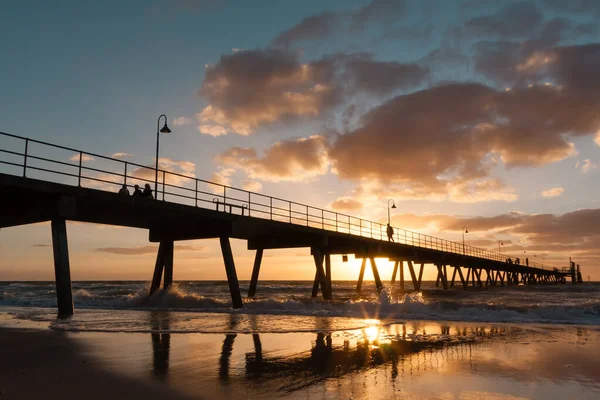 Gün batımında Glenelg Jetty 'nin silueti. Güney Avustralya, Adelaide. Deniz manzarası