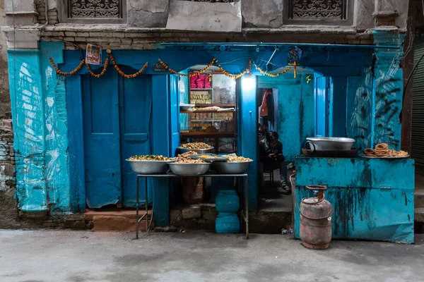 Katmandu, Nepal - 17 Kasım 2018: Geceleri Katmandu caddesindeki küçük bir dükkanda çalışan adam