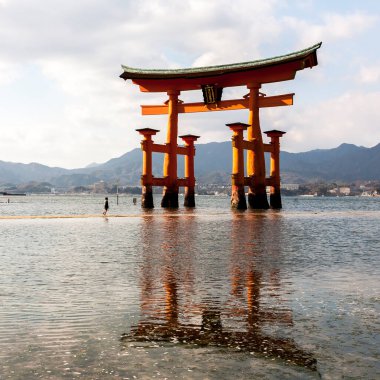 Miyajima, Japonya - 28 Aralık 2009 Miyajima Adası açıklarındaki Yüzen Torii Kapısı.