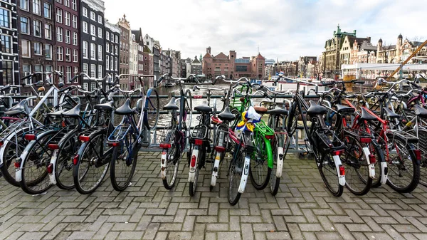 Ámsterdam Países Bajos Diciembre 2009 Bicicletas Calle Cerca Del Canal — Foto de Stock