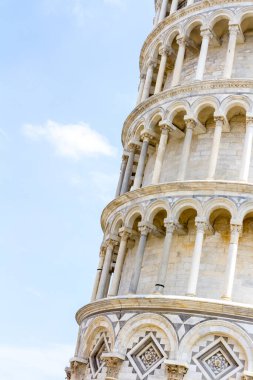 Pisa Kulesi 'nin (Torre di Pisa) gökyüzü arka planı, Pisa, İtalya