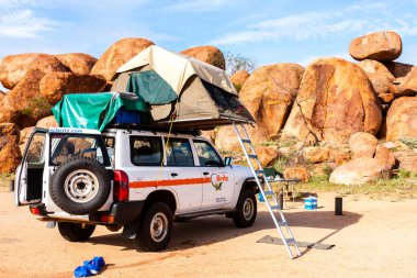 Wauchope, Avustralya - 28 Aralık 2008: Devils Marbles, Kuzey Toprakları, Avustralya yakınlarında çatı üstü çadırlı off-road otomobil.