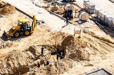 Moskova, Rusya - 6 Haziran 2019: Bir inşaat sahasında çalışan profesyonel inşaatçılar.