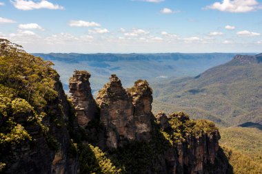 Üç Kız Kardeş Mavi Dağlar 'ın en etkileyici simgesidir. Echo Point Katoomba, Yeni Güney Galler, Avustralya