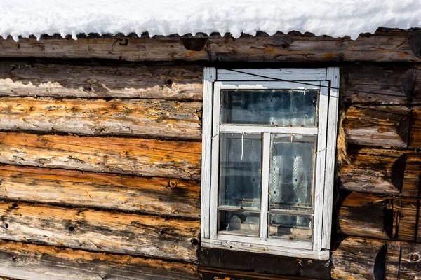 Janela Madeira Forma Old Inverno Telhado Casa Coberta Neve — Fotografia de Stock