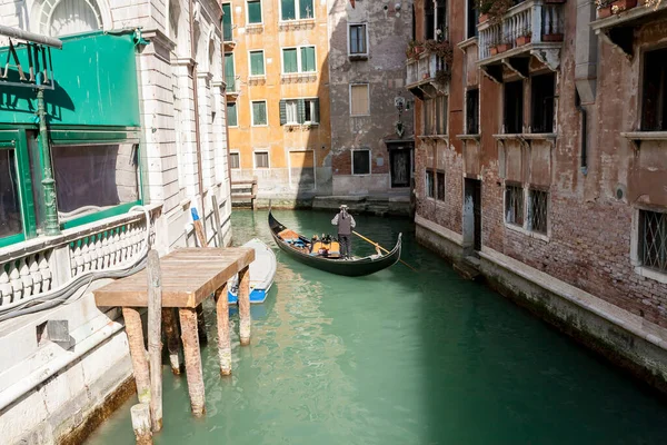 Venice Italy March 2012 Typical Gondola Gondolier Rowing Narrow Canal — Stock Photo, Image