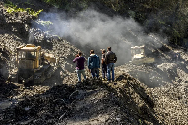 Omalo Geórgia Junho 2016 Trabalhadores Removem Deslizamento Terra Estrada Montanha — Fotografia de Stock