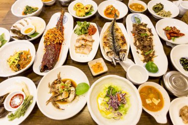 Geleneksel Kore ziyafet masası. Bu tür yemekler tatil için hazırlanır. Seul, Güney Kore.