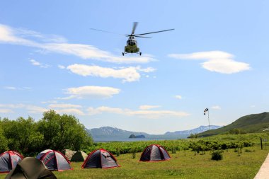 Kamçatka Yarımadası, Rusya - 8 Temmuz 2018: Helikopter Kuril Gölü yakınlarındaki Kronotsky Reserve 'deki çadırın yakınına iniyor.