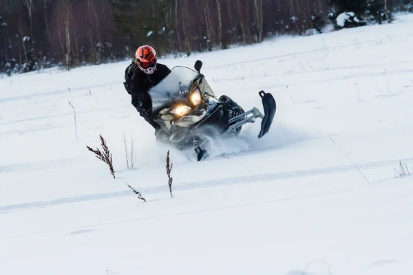 俄罗斯Teriberka 2018年2月24日 戴着运动头盔的男子骑雪地车 — 图库照片