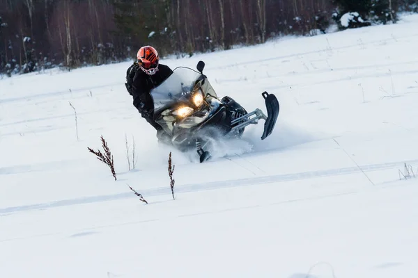 Teriberka Rússia Fevereiro 2018 Homem Capacete Esportivo Monta Uma Moto — Fotografia de Stock