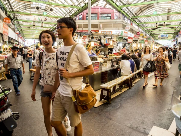 ソウル 2017年6月21日 ソウルの光州市場でおいしい食べ物と飲み物を購入する人々 — ストック写真