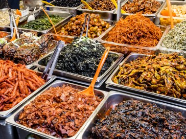 Gwangjang pazarında geleneksel Kore mayalanmış yemekleri. Seul, Güney Kore.