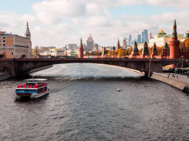 Rusya 'nın Moskova nehri kıyısındaki Kremlin ve Şehir manzarası.